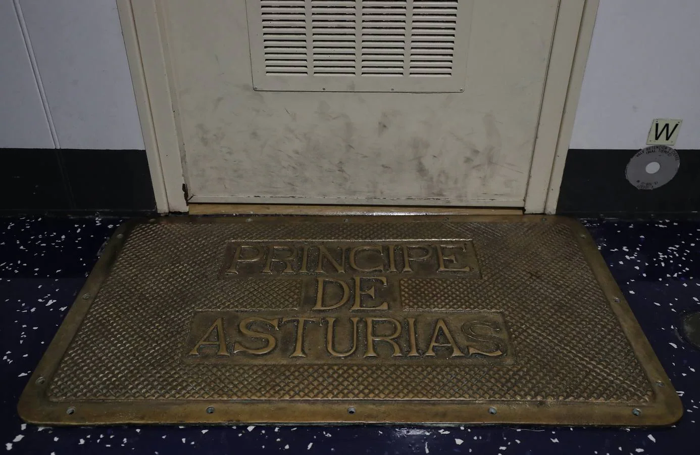 Esta alfombra de bronce perteneció a su predecesor, el 'Príncipe de Asturias', pero se ha quedado en este barco como recuerdo. .