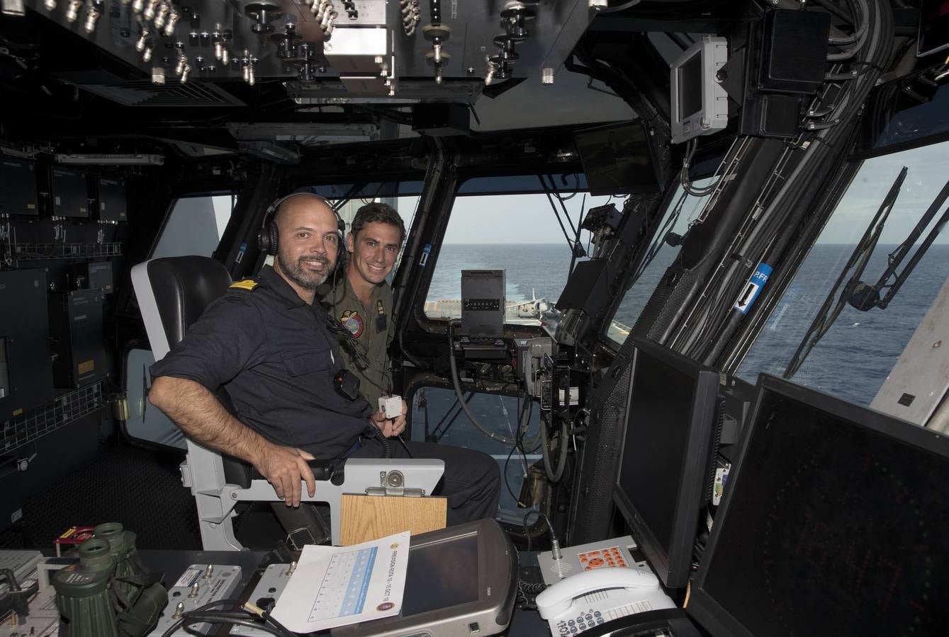 24 horas de navegación en el 'Juan Carlos I' sirven para conocer de primera mano cómo se desarrolla el día a día de este portaaviones, el buque insignia de la Armada española, que puede llevar en sus entrañas un arsenal. Desde puesto de mando a las cocinas, todo debe muy sincronizado para que todo funcione adecuadamente.