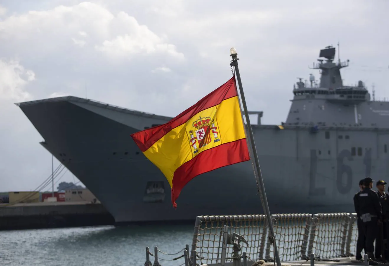 24 horas de navegación en el 'Juan Carlos I' sirven para conocer de primera mano cómo se desarrolla el día a día de este portaaviones, el buque insignia de la Armada española, que puede llevar en sus entrañas un arsenal. Desde puesto de mando a las cocinas, todo debe muy sincronizado para que todo funcione adecuadamente.