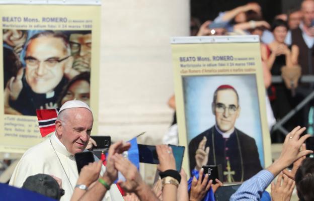 El Papa Francisco saluda a los fieles tras concluir, ayer, la misa de canonización que ofreció en el Vaticano. :: Alessandro Bianchi / reuters