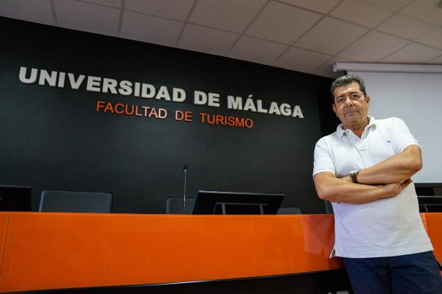 El decano de Turismo, Antonio Guevara, cree que la UMA debe aportar su granito de arena en la especialización del sector. :: félix palacios