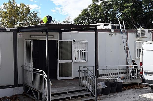 Trabajos de desmontaje, ayer, de los módulos prefabricados. 