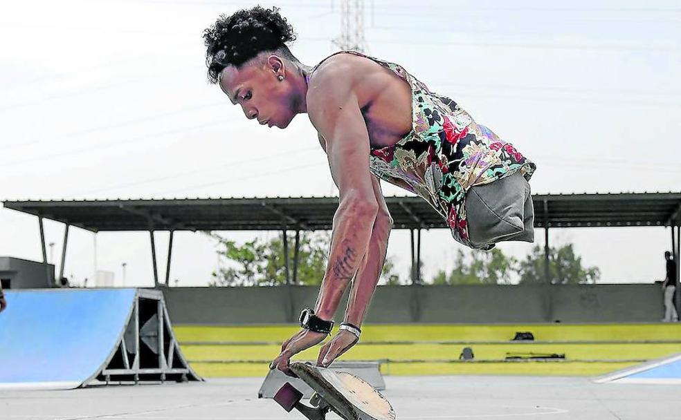 Volando. Alca practica con su tabla de skate en un parque de Barranquilla.