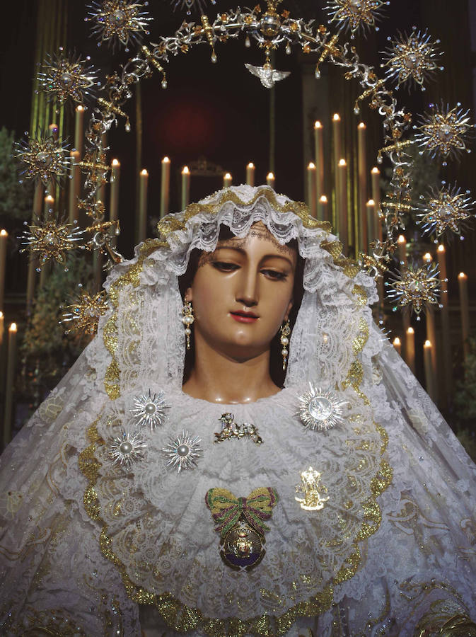 La muestra, organizada por la junta provincial de la Asociación Española contra el Cáncer (AECC), reúne en la calle Larios 45 fotos de Eduardo Nieto de las Vírgenes de Semana Santa y de la Patrona de Málaga. Más información  aquí .