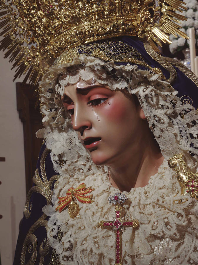 La muestra, organizada por la junta provincial de la Asociación Española contra el Cáncer (AECC), reúne en la calle Larios 45 fotos de Eduardo Nieto de las Vírgenes de Semana Santa y de la Patrona de Málaga. Más información  aquí .