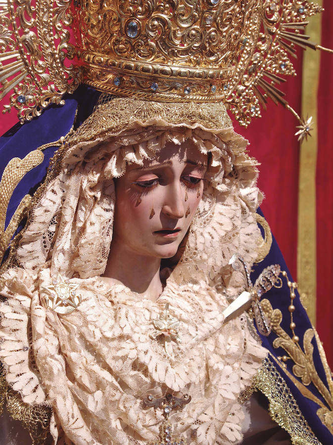 La muestra, organizada por la junta provincial de la Asociación Española contra el Cáncer (AECC), reúne en la calle Larios 45 fotos de Eduardo Nieto de las Vírgenes de Semana Santa y de la Patrona de Málaga. Más información  aquí .