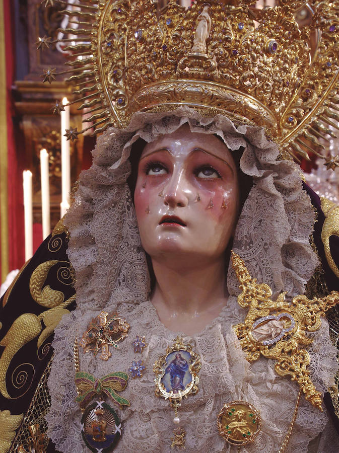 La muestra, organizada por la junta provincial de la Asociación Española contra el Cáncer (AECC), reúne en la calle Larios 45 fotos de Eduardo Nieto de las Vírgenes de Semana Santa y de la Patrona de Málaga. Más información  aquí .