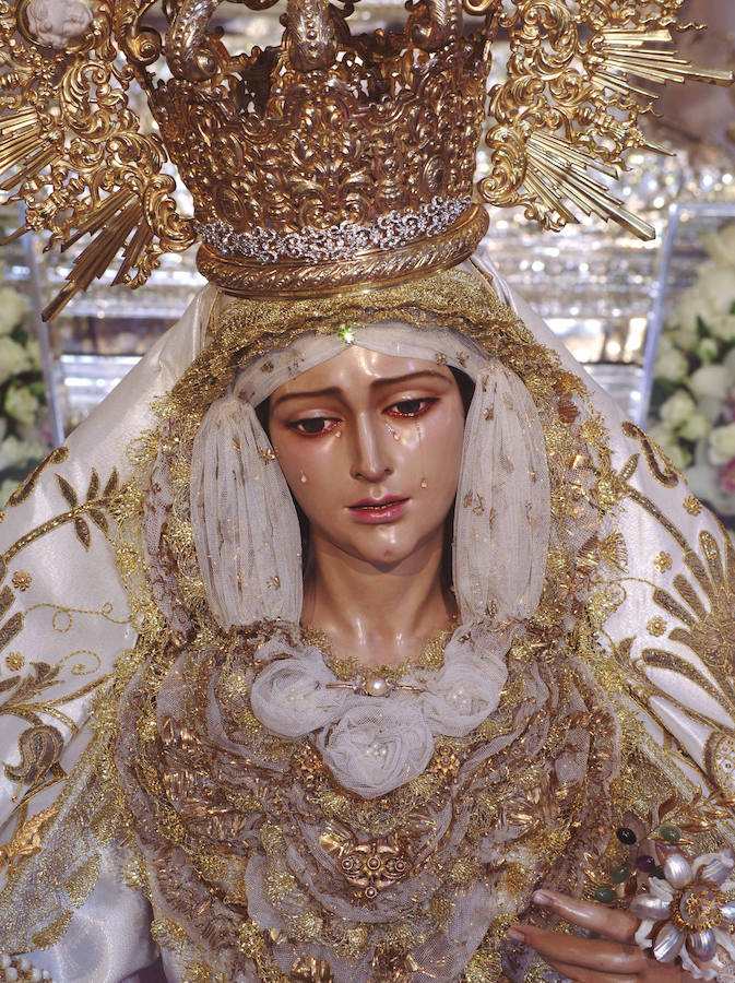 La muestra, organizada por la junta provincial de la Asociación Española contra el Cáncer (AECC), reúne en la calle Larios 45 fotos de Eduardo Nieto de las Vírgenes de Semana Santa y de la Patrona de Málaga. Más información  aquí .