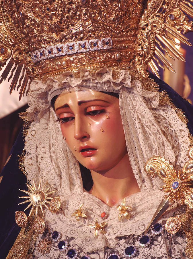 La muestra, organizada por la junta provincial de la Asociación Española contra el Cáncer (AECC), reúne en la calle Larios 45 fotos de Eduardo Nieto de las Vírgenes de Semana Santa y de la Patrona de Málaga. Más información  aquí .