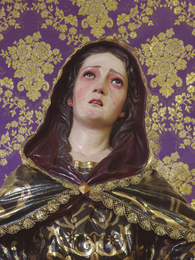 La muestra, organizada por la junta provincial de la Asociación Española contra el Cáncer (AECC), reúne en la calle Larios 45 fotos de Eduardo Nieto de las Vírgenes de Semana Santa y de la Patrona de Málaga. Más información  aquí .