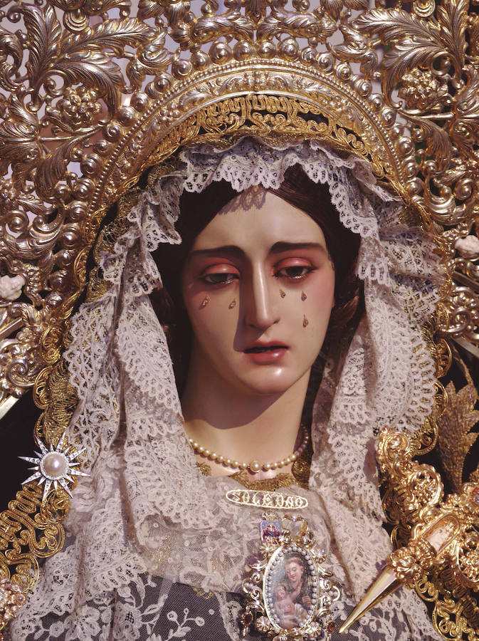 La muestra, organizada por la junta provincial de la Asociación Española contra el Cáncer (AECC), reúne en la calle Larios 45 fotos de Eduardo Nieto de las Vírgenes de Semana Santa y de la Patrona de Málaga. Más información  aquí .