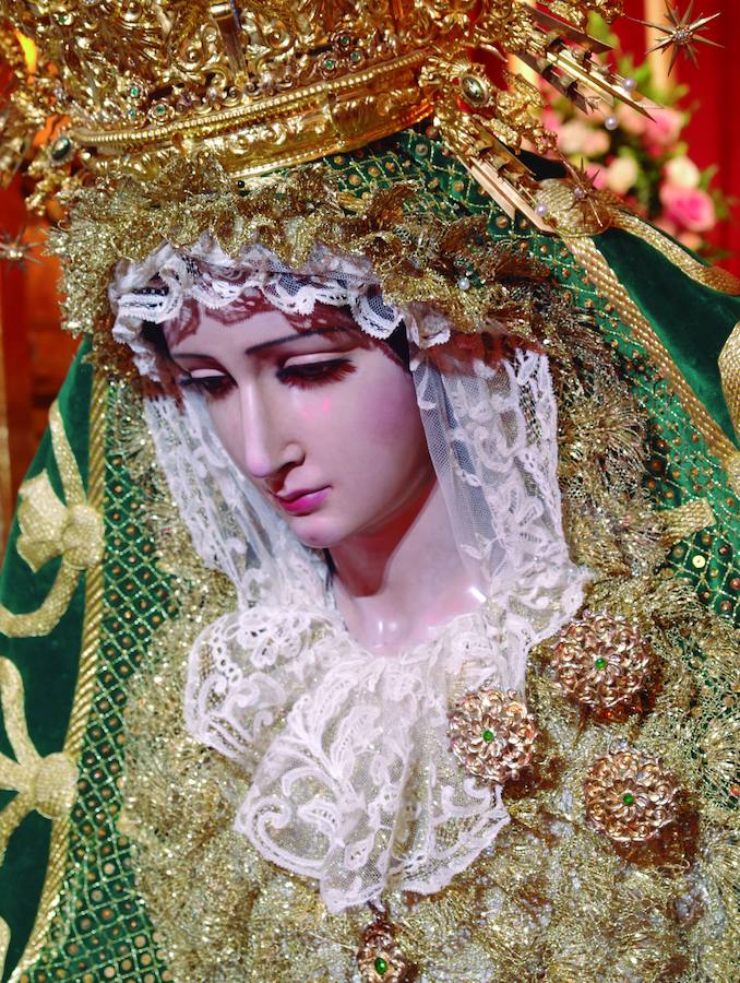 La muestra, organizada por la junta provincial de la Asociación Española contra el Cáncer (AECC), reúne en la calle Larios 45 fotos de Eduardo Nieto de las Vírgenes de Semana Santa y de la Patrona de Málaga. Más información  aquí .