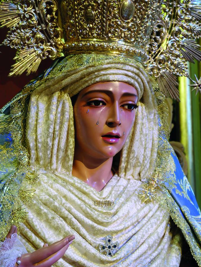 La muestra, organizada por la junta provincial de la Asociación Española contra el Cáncer (AECC), reúne en la calle Larios 45 fotos de Eduardo Nieto de las Vírgenes de Semana Santa y de la Patrona de Málaga. Más información  aquí .