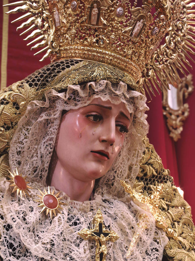 La muestra, organizada por la junta provincial de la Asociación Española contra el Cáncer (AECC), reúne en la calle Larios 45 fotos de Eduardo Nieto de las Vírgenes de Semana Santa y de la Patrona de Málaga. Más información  aquí .