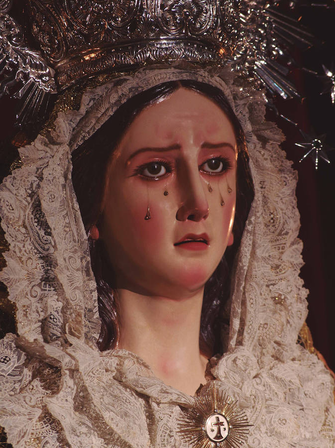 La muestra, organizada por la junta provincial de la Asociación Española contra el Cáncer (AECC), reúne en la calle Larios 45 fotos de Eduardo Nieto de las Vírgenes de Semana Santa y de la Patrona de Málaga. Más información  aquí .