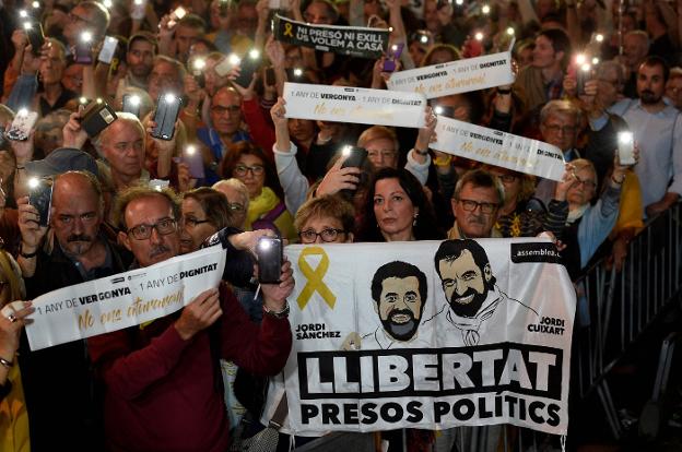 Aspecto de la manifestación celebrada ayer en Barcelona por la liberación de los 'jordis'. :: LLUIS GENé / afp 