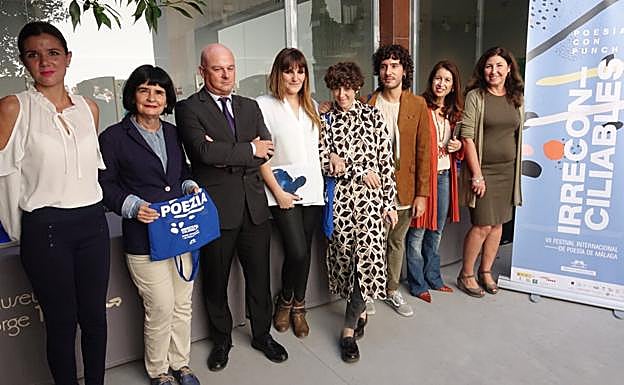 Rozalén recita en primicia versos de su debut en la poesía en la inauguración del Festival Irreconciliables de Málaga