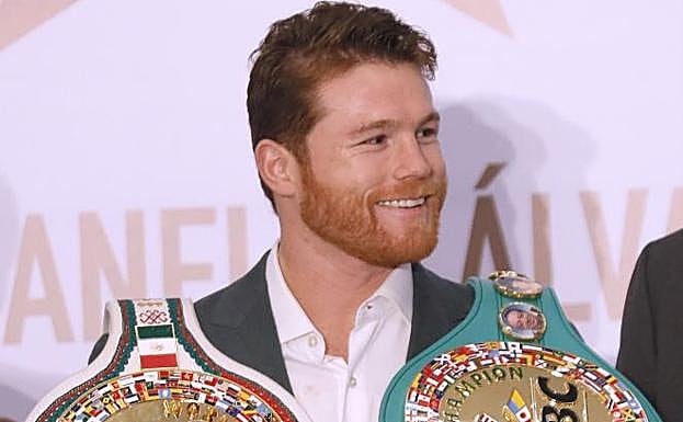 Canelo Álvarez, con sus cinturones de campeón mundial del CMB y de la AMB. 