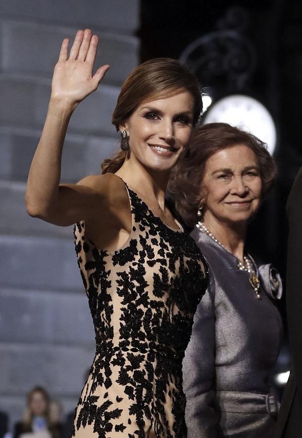 La Reina Letizia durante la entrega de los Premios Princesa de Asturias del año 2016 en el Teatro Campoamor de Oviedo acompañada de Doña Sofía