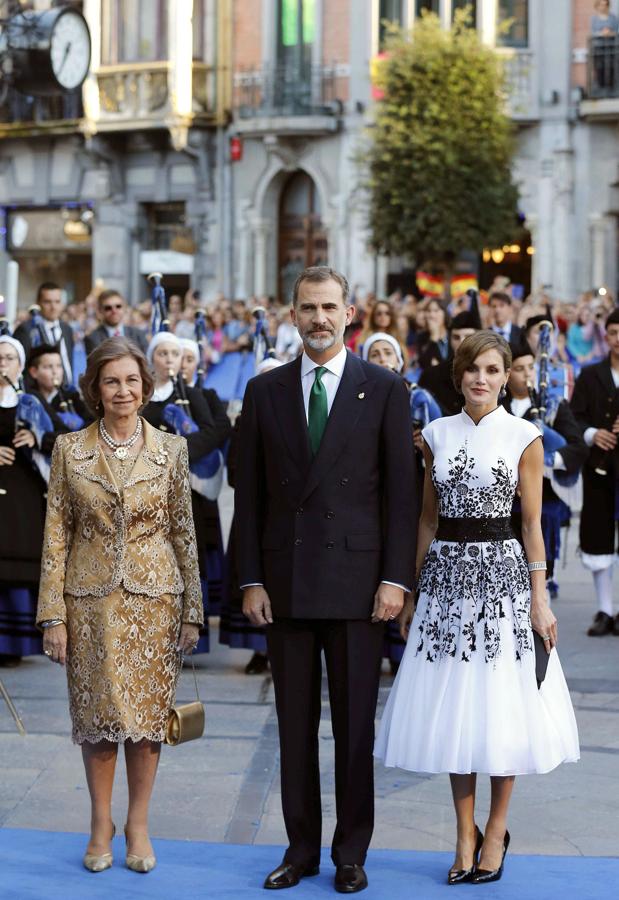 La Reina Letizia durante la entrega de los Premios Princesa de Asturias del año 2017 en el Teatro Campoamor de Oviedo acompañada del Rey Felipe VI y Doña Sofía