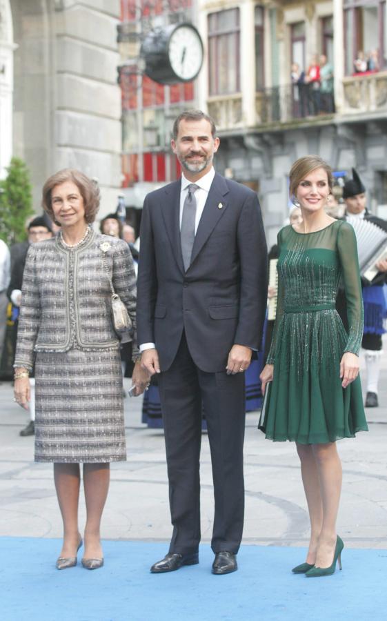 La Reina Letizia durante la entrega de los Premios Príncipe de Asturias del año 2013 en el Teatro Campoamor de Oviedo acompañada del Rey Felipe VI y Doña Sofía
