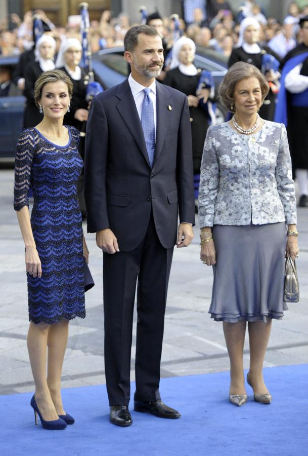 La Reina Letizia durante la entrega de los Premios Príncipe de Asturias del año 2014 en el Teatro Campoamor de Oviedo acompañada del Rey Felipe VI y Doña Sofía