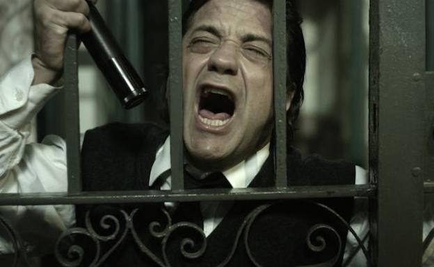 Enrique Arce protagoniza esta película que cuenta con cuatro relatos de terror.