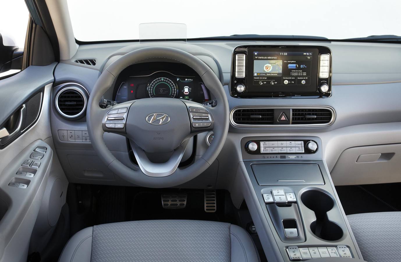 La gama del Kona, el nuevo SUV urbano de Hyundai, se amplía con un motor eléctrico. El modelo se comercializa en dos versiones que se diferencian en la capacidad de la batería.