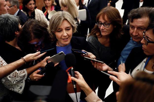 García Tejerina, ayer, en los pasillos del Congreso de los Diputados. 