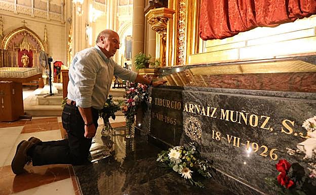 Manuel Lucena, en la tumba del padre Arnaiz. 