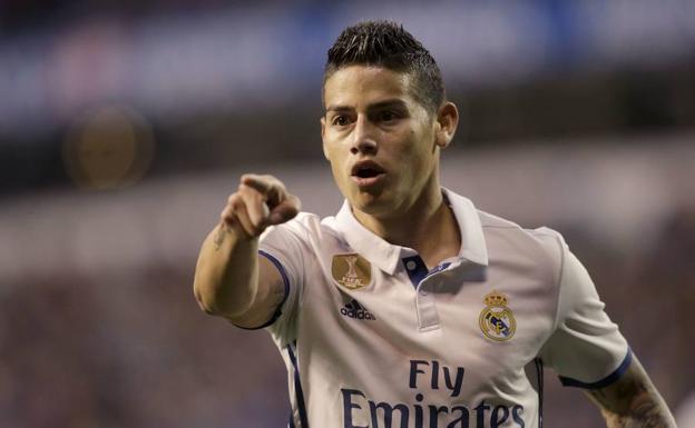 James Rodríguez celebra un tanto con el Real Madrid en la campaña 2016-2017. 