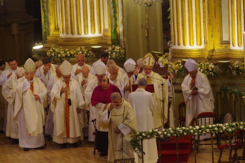 La capital vive un histórico acontecimiento. La previsión de lluvia desluce el seguimiento fuera de la basílica, donde hay numerosas sillas vacías