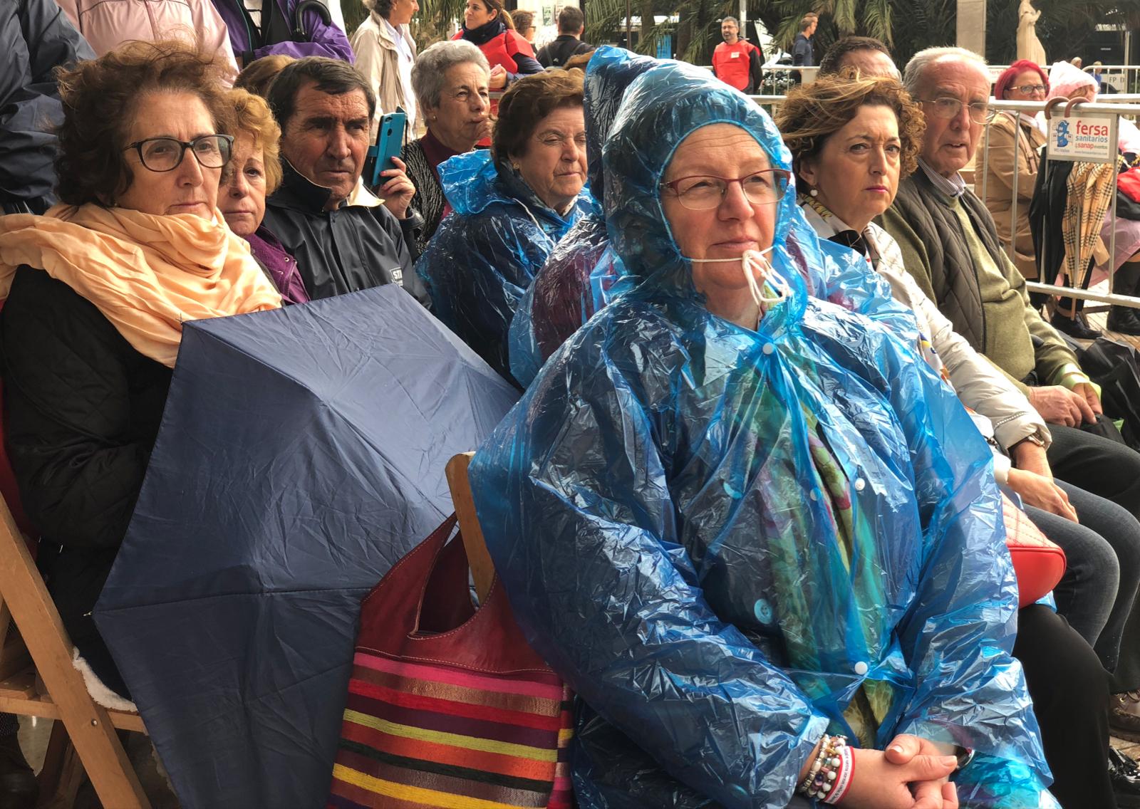 La capital vive un histórico acontecimiento. La previsión de lluvia desluce el seguimiento fuera de la basílica, donde hay numerosas sillas vacías