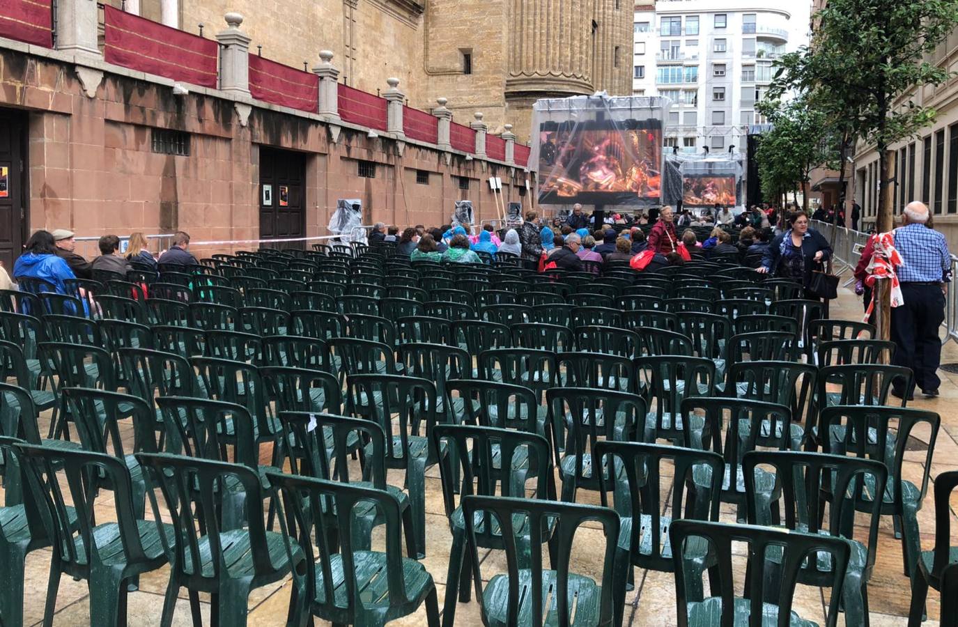 La previsión de lluvia desluce el seguimiento fuera de la basílica, donde hay numerosas sillas vacías