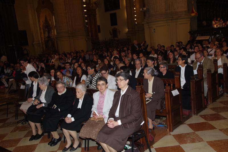 La capital vive un histórico acontecimiento. La previsión de lluvia desluce el seguimiento fuera de la basílica, donde hay numerosas sillas vacías