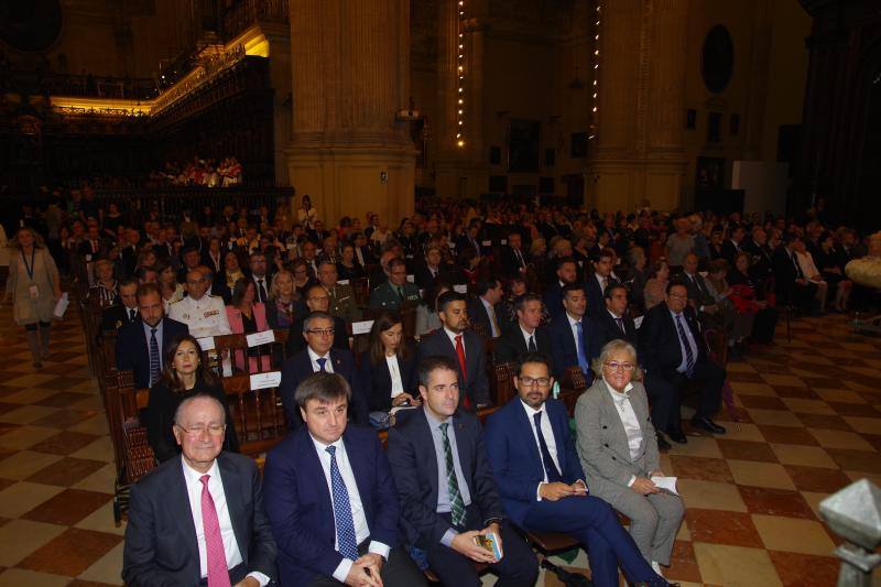 La capital vive un histórico acontecimiento. La previsión de lluvia desluce el seguimiento fuera de la basílica, donde hay numerosas sillas vacías