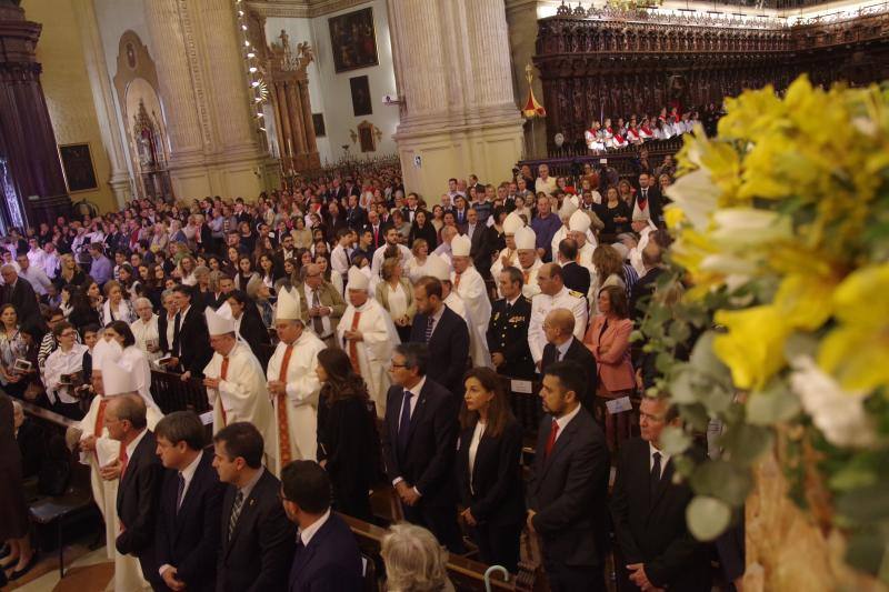 La capital vive un histórico acontecimiento. La previsión de lluvia desluce el seguimiento fuera de la basílica, donde hay numerosas sillas vacías