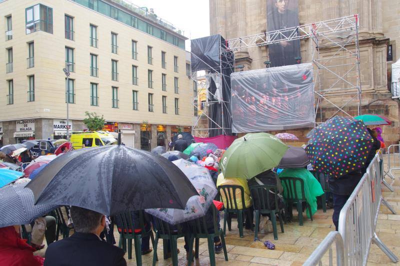 La capital vive un histórico acontecimiento. La previsión de lluvia desluce el seguimiento fuera de la basílica, donde hay numerosas sillas vacías