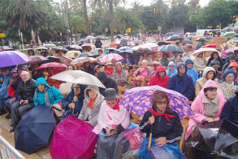 La capital vive un histórico acontecimiento. La previsión de lluvia desluce el seguimiento fuera de la basílica, donde hay numerosas sillas vacías