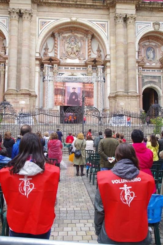 La capital vive un histórico acontecimiento. La previsión de lluvia desluce el seguimiento fuera de la basílica, donde hay numerosas sillas vacías