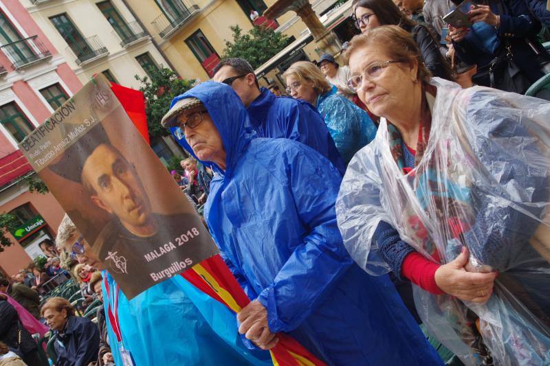 La capital vive un histórico acontecimiento. La previsión de lluvia desluce el seguimiento fuera de la basílica, donde hay numerosas sillas vacías