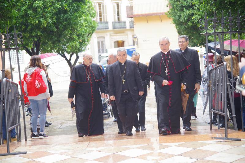 La capital vive un histórico acontecimiento. La previsión de lluvia desluce el seguimiento fuera de la basílica, donde hay numerosas sillas vacías