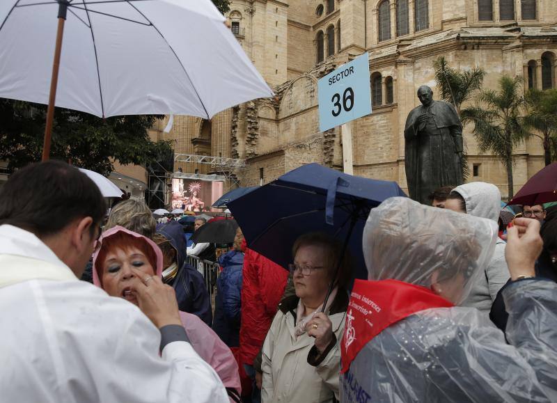 La capital vive un histórico acontecimiento. La previsión de lluvia desluce el seguimiento fuera de la basílica, donde hay numerosas sillas vacías