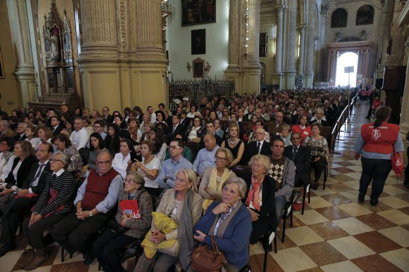 La capital vive un histórico acontecimiento. La previsión de lluvia desluce el seguimiento fuera de la basílica, donde hay numerosas sillas vacías