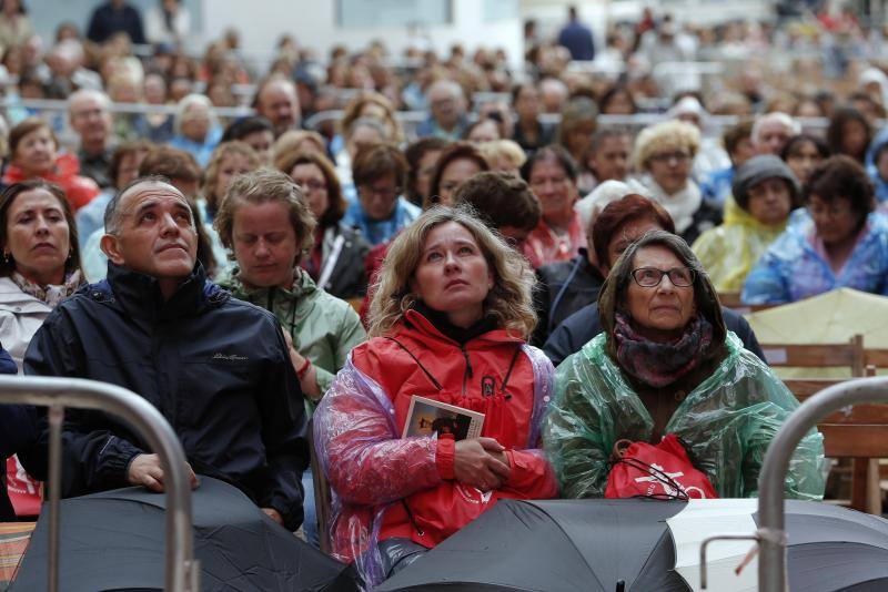 La capital vive un histórico acontecimiento. La previsión de lluvia desluce el seguimiento fuera de la basílica, donde hay numerosas sillas vacías