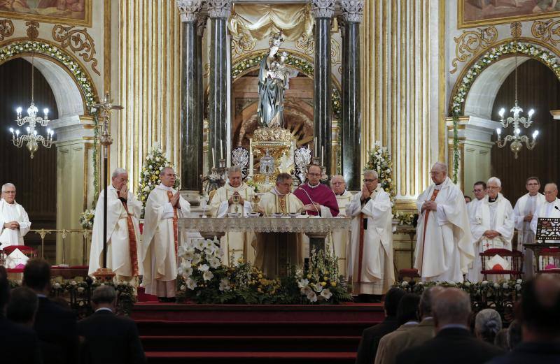 La capital vive un histórico acontecimiento. La previsión de lluvia desluce el seguimiento fuera de la basílica, donde hay numerosas sillas vacías