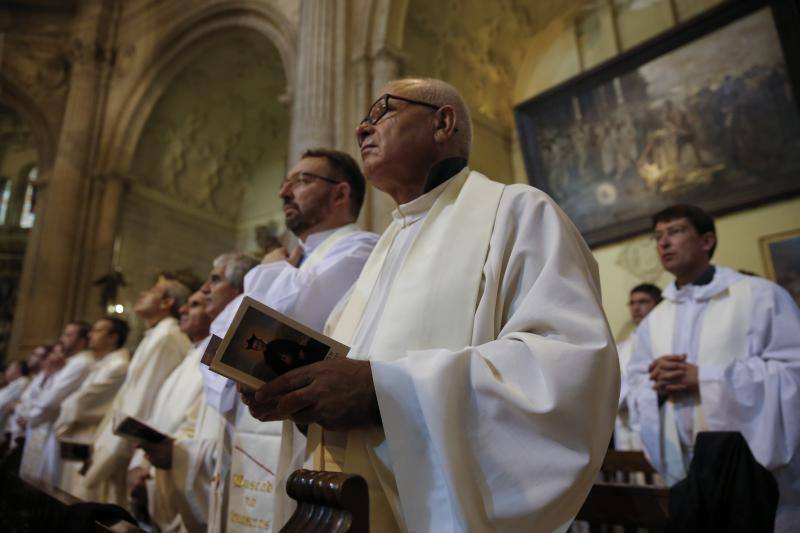 La capital vive un histórico acontecimiento. La previsión de lluvia desluce el seguimiento fuera de la basílica, donde hay numerosas sillas vacías