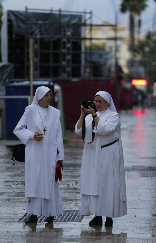 La capital vive un histórico acontecimiento. La previsión de lluvia desluce el seguimiento fuera de la basílica, donde hay numerosas sillas vacías