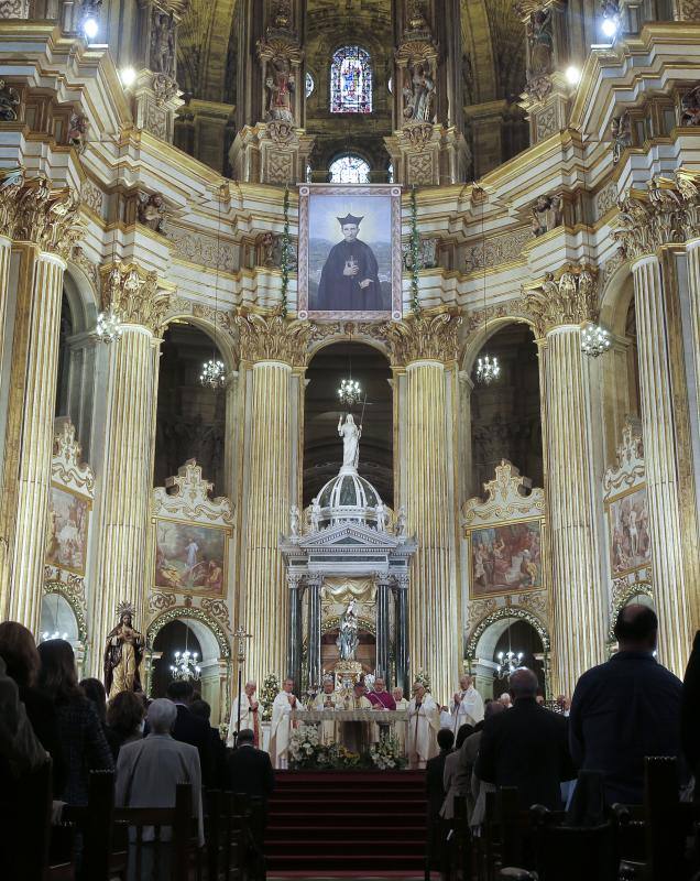 La capital vive un histórico acontecimiento. La previsión de lluvia desluce el seguimiento fuera de la basílica, donde hay numerosas sillas vacías