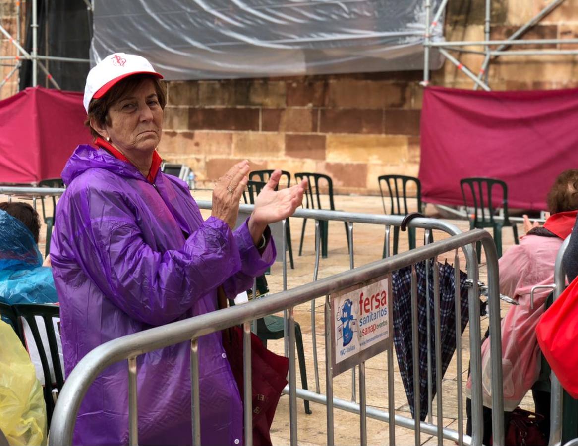 La capital vive un histórico acontecimiento. La previsión de lluvia desluce el seguimiento fuera de la basílica, donde hay numerosas sillas vacías